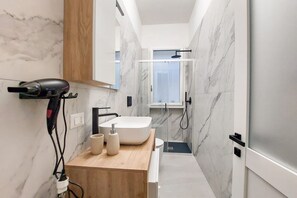 Shower, hair dryer, bidet, towels
