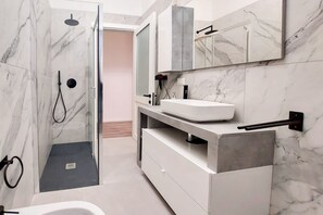 Douche, sĂšche-cheveux, bidet, serviettes fournies