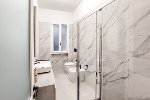 Shower, hair dryer, bidet, towels - GuestHost - Guest House - Vivamus Large and Elegant apartment (Cagliari)