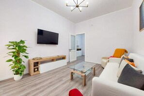 Flat-screen TV - GuestHost - Guest House - Vivamus Large and Elegant apartment (Cagliari)
