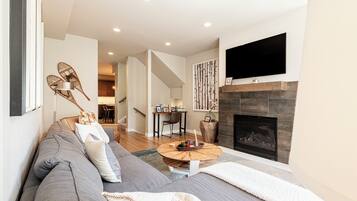 Smart TV, fireplace