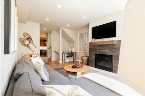 Smart TV, fireplace