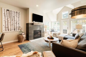 Smart TV y chimenea 