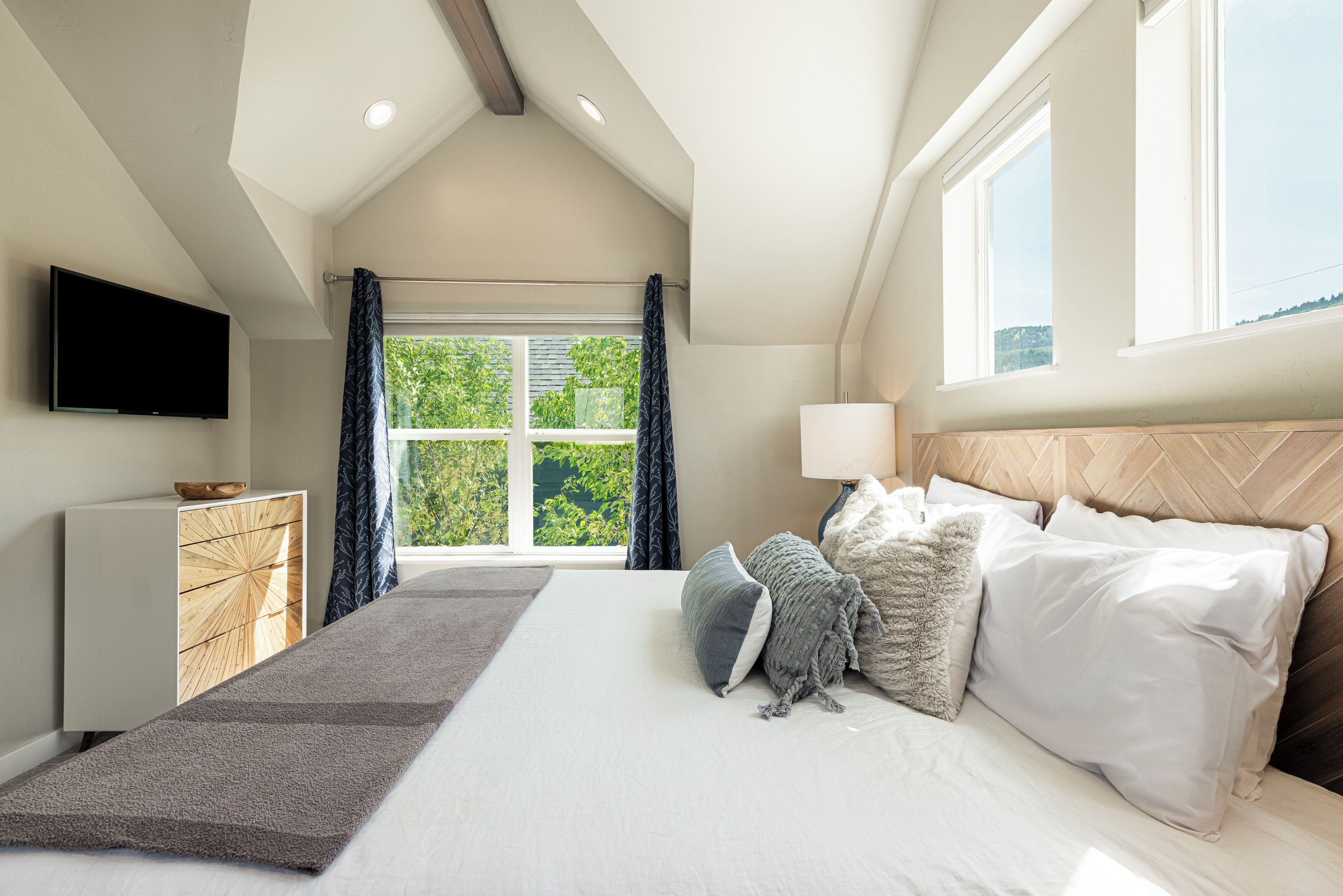 3 bedrooms, desk, iron/ironing board, free WiFi