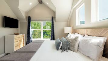 3 bedrooms, desk, iron/ironing board, free WiFi