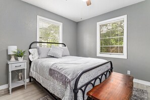 3 bedrooms, iron/ironing board, WiFi, bed sheets