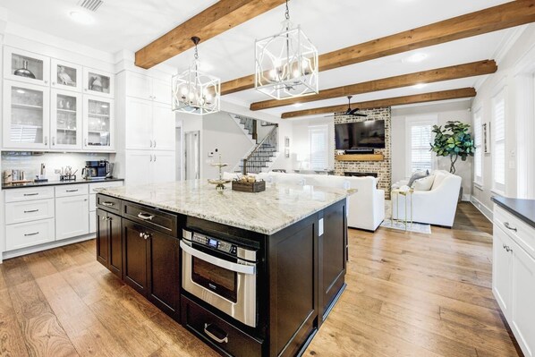 冷蔵庫、電子レンジ、オーブン、コンロ