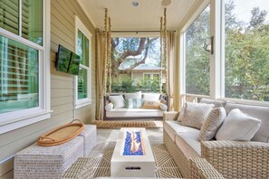 スマートテレビ、暖炉、テレビゲーム、テーブルサッカー台