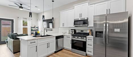 ثلاجة، ميكروويف، فرن، موقد طهي مسطح