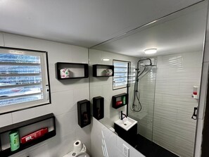 Chuveiro, secador de cabelo, toalhas de banho, sabonete