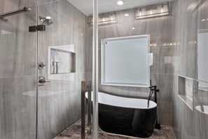Hair dryer, towels, soap, toilet paper - Luxe Retreat with Arcades + Board Games in downtown Atlanta (Atlanta)