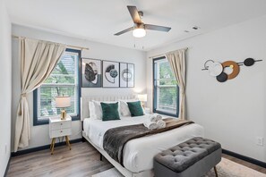 4 bedrooms, iron/ironing board, WiFi, bed sheets - Luxe Retreat with Arcades + Board Games in downtown Atlanta (Atlanta)