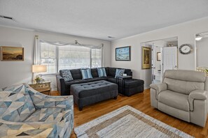 Smart TV, fireplace, books, stereo