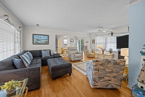 Smart-TV, Kamin, Bücher, Stereoanlage