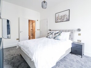 5 bedrooms, individually decorated, individually furnished, free WiFi - The Alhambra (Southport)