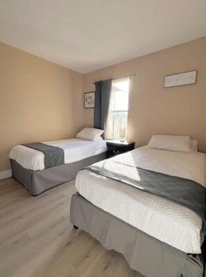 4 chambres, fer et planche à repasser, lit parapluie, Wi-Fi gratuit