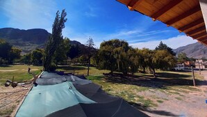 A covered outdoor area with a view of mountains and trees. - Complejo Turístico Cruz Mendoza (Tilcara)