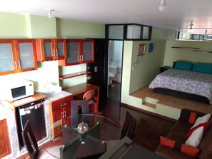 1 dormitorio, tabla de planchar con plancha, wifi y ropa de cama