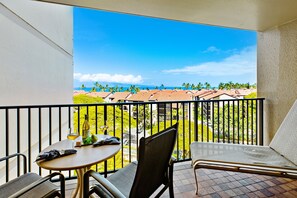 Outdoor dining - Studio bliss with Island style (Lahaina)