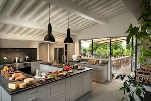 Fridge, microwave, dishwasher, toaster - Unique Villa with Infinity Pool in the heart of Chianti (Greve in Chianti)