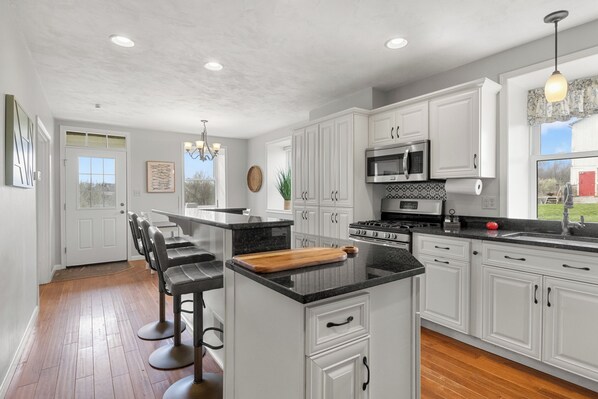 Jääkaappi, mikroaaltouuni, uuni, liesi