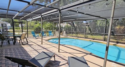 10 minutes to Mineral Springs w/large Pool and Pet Friendly!