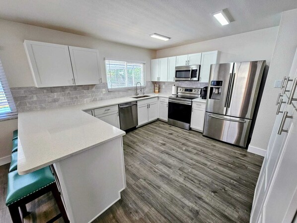 Kjøleskap, mikrobølgeovn, ovn og kokeplater