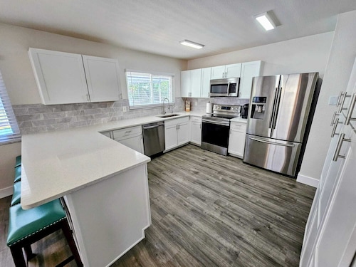 10 minutes to Mineral Springs w/large Pool and Pet Friendly!