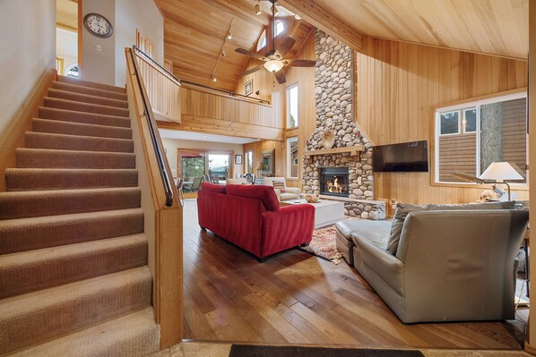 Smart TV, fireplace, offices - Exquisite Dog Friendly Northstar Home on Shuttle Route w/ Private Hot Tub & HOA Amenity Access! (Truckee)