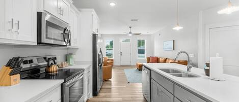 冷蔵庫、電子レンジ、オーブン、コンロ