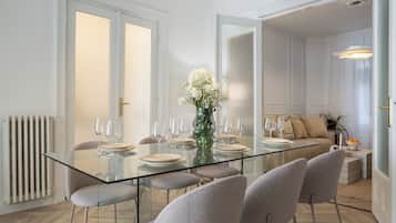 Deluxe Apartment, 3 Bedrooms, Balcony, City View | Dining room