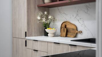 Deluxe Apartment, 3 Bedrooms, Balcony, City View | Private kitchen