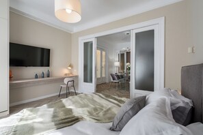 Deluxe Apartment, 3 Bedrooms, Balcony, City View | 3 bedrooms, blackout curtains, free WiFi - Refined & Spacious 3-Bedroom Flat Near Cismigiu, Balcony with Boulevard Views (Bucharest)