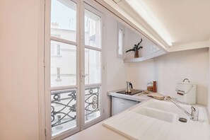 Réfrigérateur, micro-ondes, four, plaque de cuisson