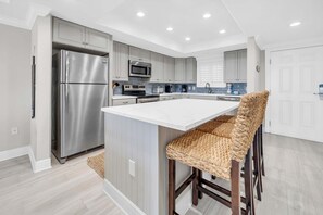 Kjøleskap, mikrobølgeovn, ovn og kokeplater