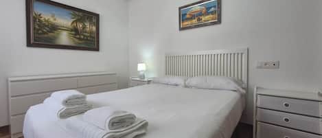 Tabla de planchar con plancha, wifi gratis y ropa de cama