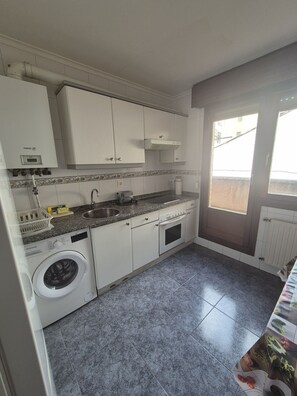 Een koelkast, een microgolfoven, een oven