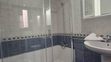 Een douche, een haardroger, handdoeken