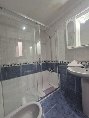 Douche, sèche-cheveux, serviettes fournies
