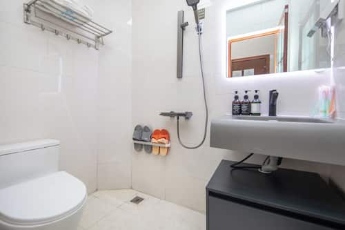 Camera Comfort con 2 letti singoli | Bagno | Doccia, asciugacapelli, pantofole, asciugamani