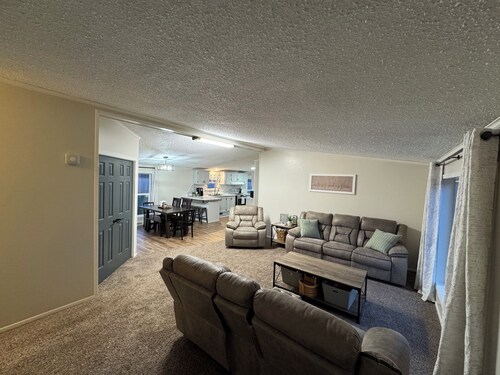 Quiet. Relaxing. 4-bedroom House with AC, Jetted Tub and WiFi. 