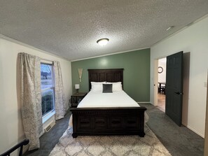 4 عدّة غرف نوم ومكتب ومكواة/لوح كي وسرير سفر