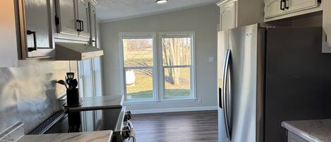 Réfrigérateur, micro-ondes, four, plaque de cuisson