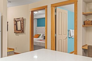 2 chambres, bureau, fer et planche à repasser, lit parapluie