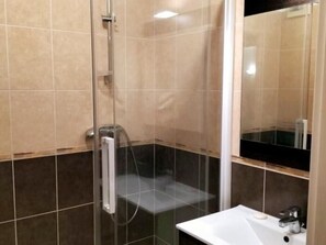 Douche, sèche-cheveux
