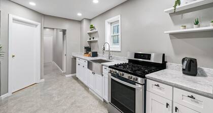 Free Parking | 1 min NYC Train| Sleeps 12