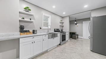 Fridge, oven, stovetop, coffee/tea maker