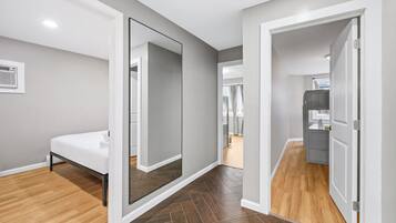 4 slaapkamers, een bureau, een strijkplank/strijkijzer, reisbedje