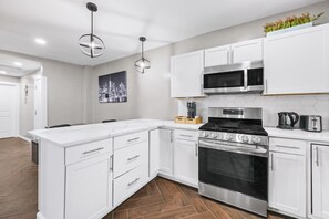 Kjøleskap, mikrobølgeovn, ovn og kokeplater