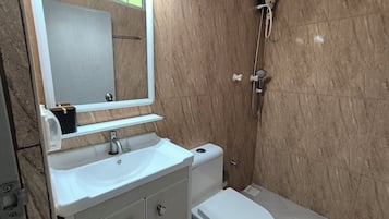Een douche, een haardroger, een bidet, handdoeken